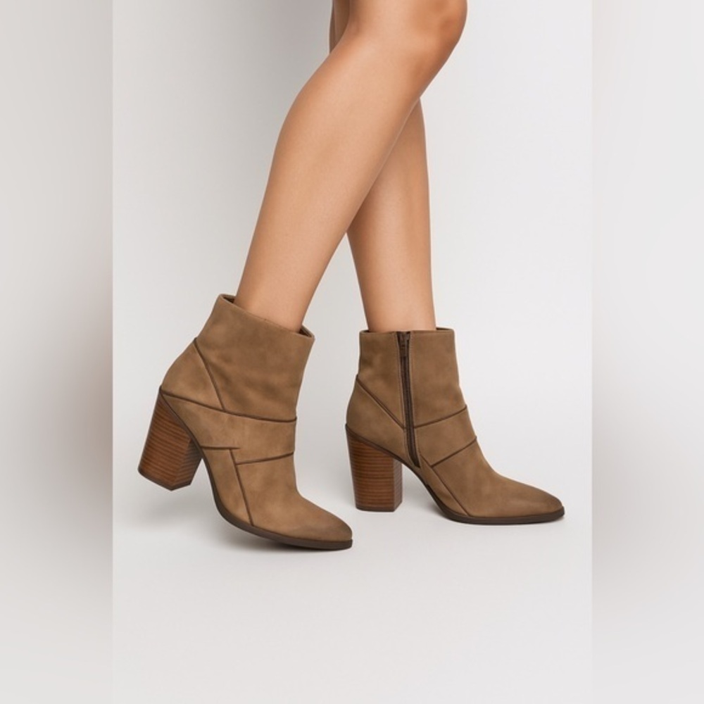 Aldo  tan ankle boots w/ side zippers & fold over burnished leather design👢👢
